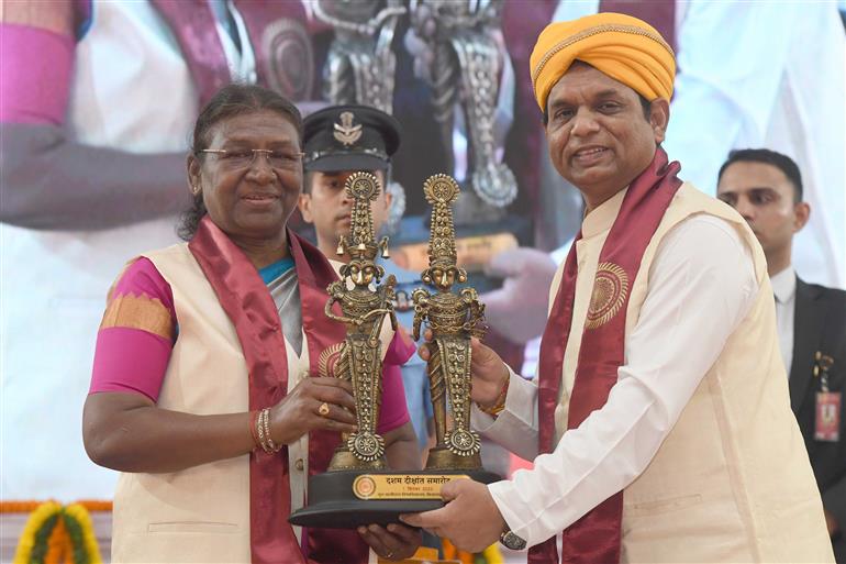 राष्ट्रपति श्रीमती द्रौपदी मुर्मु ने 1 सितंबर, 2023 को बिलासपुर, छत्तीसगढ़ में गुरु घासीदास विश्वविद्यालय के 10वें दीक्षांत समारोह में शिरकत की।