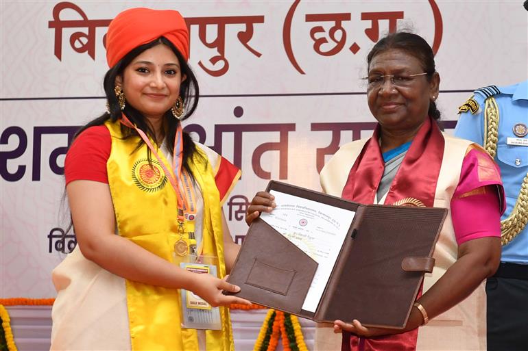 राष्ट्रपति श्रीमती द्रौपदी मुर्मु ने 1 सितंबर, 2023 को बिलासपुर, छत्तीसगढ़ में गुरु घासीदास विश्वविद्यालय के 10वें दीक्षांत समारोह में शिरकत की।