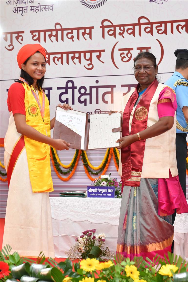 राष्ट्रपति श्रीमती द्रौपदी मुर्मु ने 1 सितंबर, 2023 को बिलासपुर, छत्तीसगढ़ में गुरु घासीदास विश्वविद्यालय के 10वें दीक्षांत समारोह में शिरकत की।