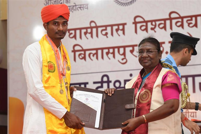 राष्ट्रपति श्रीमती द्रौपदी मुर्मु ने 1 सितंबर, 2023 को बिलासपुर, छत्तीसगढ़ में गुरु घासीदास विश्वविद्यालय के 10वें दीक्षांत समारोह में शिरकत की।