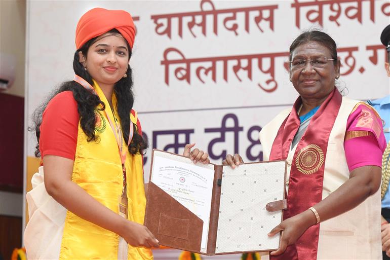 राष्ट्रपति श्रीमती द्रौपदी मुर्मु ने 1 सितंबर, 2023 को बिलासपुर, छत्तीसगढ़ में गुरु घासीदास विश्वविद्यालय के 10वें दीक्षांत समारोह में शिरकत की।