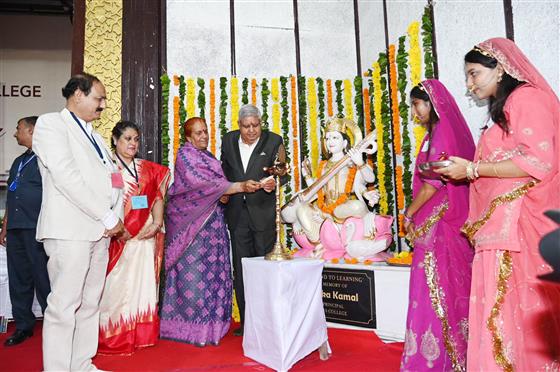 उपराष्ट्रपति श्री जगदीप धनखड़ और डॉ. सुदेश धनखड़ 04 सितंबर, 2023 को जयपुर, राजस्थान में विश्वविद्यालय महारानी महाविद्यालय में दीप प्रज्ज्वलित करते हुए।