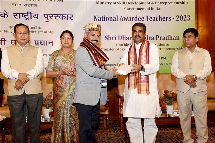 केंद्रीय शिक्षा, कौशल विकास और उद्यमिता मंत्री श्री धर्मेंद्र प्रधान ने 04 सितंबर, 2023 को नई दिल्ली में 2023 के राष्ट्रीय पुरस्कार विजेता शिक्षकों सम्मानित किया। साथ में शिक्षा राज्य मंत्री श्रीमती अन्नपूर्णा देवी, शिक्षा राज्य मंत्री डॉ. सुभाष सरकार और विदेश एवं शिक्षा राज्य मंत्री डॉ. राजकुमार रंजन सिंह भी हैं।