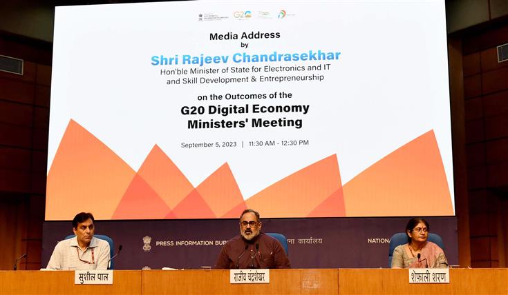 कौशल विकास और उद्यमिता, इलेक्ट्रॉनिक्स और सूचना प्रौद्योगिकी राज्य मंत्री श्री राजीव चंद्रशेखर 05 सितंबर, 2023 को राष्ट्रीय मीडिया केंद्र, नई दिल्ली में जी20 डिजिटल अर्थव्यवस्था मंत्रियों की बैठक के परिणामों पर एक प्रेस कॉन्फ्रेंस को संबोधित करते हुए।