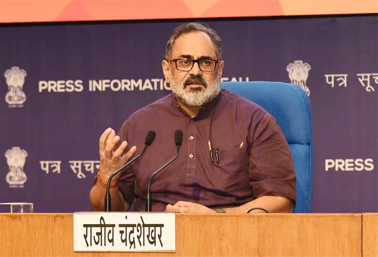 कौशल विकास और उद्यमिता, इलेक्ट्रॉनिक्स और सूचना प्रौद्योगिकी राज्य मंत्री श्री राजीव चंद्रशेखर 05 सितंबर, 2023 को राष्ट्रीय मीडिया केंद्र, नई दिल्ली में जी20 डिजिटल अर्थव्यवस्था मंत्रियों की बैठक के परिणामों पर एक प्रेस कॉन्फ्रेंस को संबोधित करते हुए।