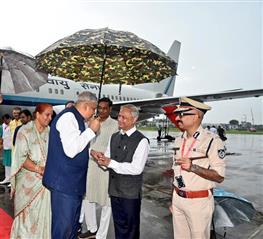 The Vice President, Shri Jagdeep Dhankhar and Dr Sudesh Dhankhar being welcomed by the  Minister of Energy of Madhya Pradesh, Shri  Pradhuman Singh Tomar and other dignitaries on their arrival in Gwalior, Madhya Pradesh on September 12, 2023.