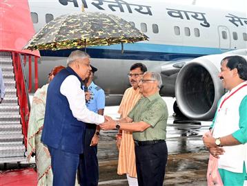 The Vice President, Shri Jagdeep Dhankhar and Dr Sudesh Dhankhar being welcomed by the  Minister of Energy of Madhya Pradesh, Shri  Pradhuman Singh Tomar and other dignitaries on their arrival in Gwalior, Madhya Pradesh on September 12, 2023.