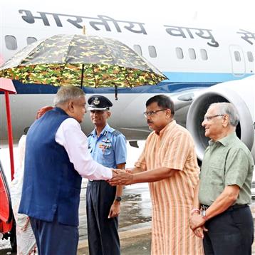 The Vice President, Shri Jagdeep Dhankhar and Dr Sudesh Dhankhar being welcomed by the  Minister of Energy of Madhya Pradesh, Shri  Pradhuman Singh Tomar and other dignitaries on their arrival in Gwalior, Madhya Pradesh on September 12, 2023.