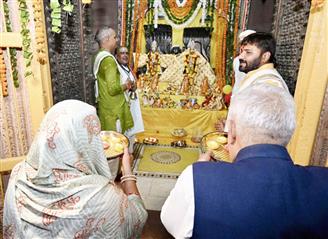 The Vice President, Shri Jagdeep Dhankhar and Dr Sudesh Dhankhar at Shri Laxman Ji Maharaj Temple in Nithar, Bharatpur, Rajasthan on September 12, 2023.