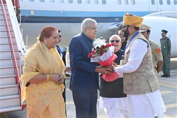 The Vice President, Shri Jagdeep Dhankhar and Dr Sudesh Dhankhar being welcomed by the Governor of Rajasthan, Shri Kalraj Mishra and Cabinet Minister, Govt. of Rajasthan, Shri Mahendrajeet Singh Malviya on their arrival at Jaipur, in Rajasthan on September 14, 2023.