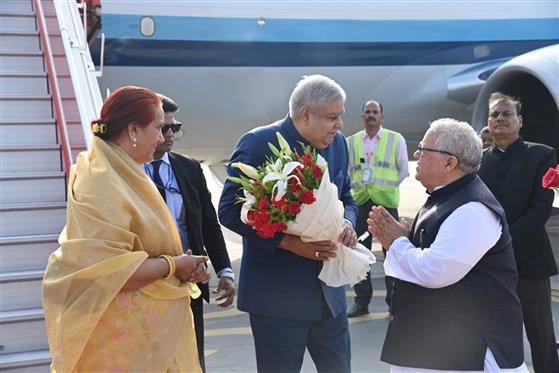 The Vice President, Shri Jagdeep Dhankhar and Dr Sudesh Dhankhar being welcomed by the Governor of Rajasthan, Shri Kalraj Mishra and Cabinet Minister, Govt. of Rajasthan, Shri Mahendrajeet Singh Malviya on their arrival at Jaipur, in Rajasthan on September 14, 2023.