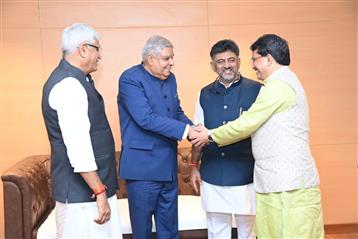 The Union Minister of Jal Shakti, Shri Gajendra Singh Shekhawat, the Chief Minister of Tripura, Dr Manik Saha, the Deputy Chief Minister of Karnataka, Shri D.K. Shivakumar and Cabinet Minister, Govt. of Rajasthan, Shri Mahendrajeet Singh Malviya interacting with the Vice President, Shri Jagdeep Dhankhar during the International Conference on Dam Safety in Jaipur, Rajasthan on September 14, 2023.