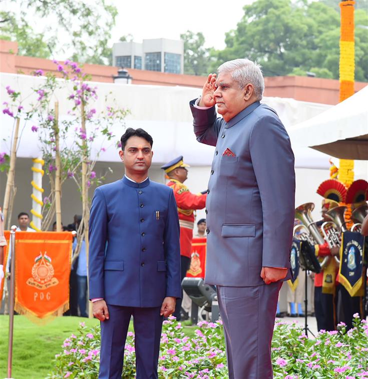 The Vice President and Chairman of Rajya Sabha, Shri Jagdeep Dhankhar inspecting the Guard of Honour before hoisting National Flag at the Gaja Dwar of the New Parliament Building, in New Delhi on September 17, 2023.