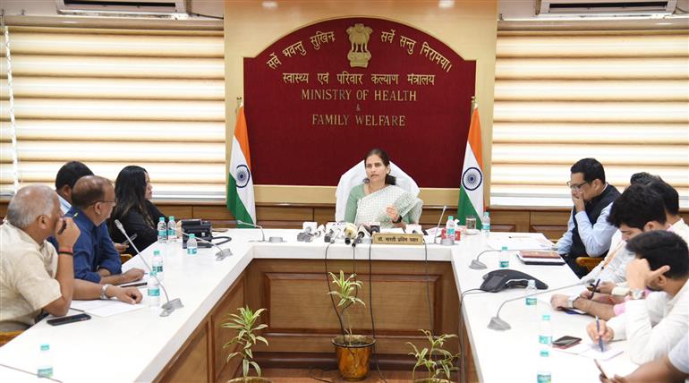 केंद्रीय स्वास्थ्य एवं परिवार कल्याण राज्य मंत्री डॉ. भारती प्रवीण पवार 22 सितंबर, 2023 को नई दिल्ली में 'आयुष्मान भव: अभियान की प्रगति' पर एक प्रेस कॉन्फ्रेंस करती हुईं।