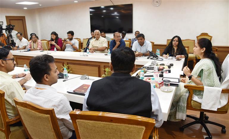 केंद्रीय स्वास्थ्य एवं परिवार कल्याण राज्य मंत्री डॉ. भारती प्रवीण पवार 22 सितंबर, 2023 को नई दिल्ली में 'आयुष्मान भव: अभियान की प्रगति' पर एक प्रेस कॉन्फ्रेंस करती हुईं।