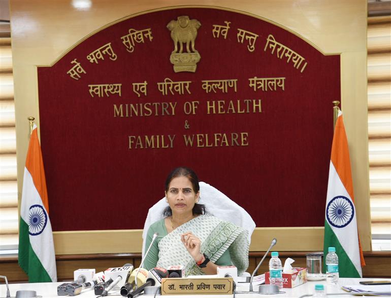 केंद्रीय स्वास्थ्य एवं परिवार कल्याण राज्य मंत्री डॉ. भारती प्रवीण पवार 22 सितंबर, 2023 को नई दिल्ली में 'आयुष्मान भव: अभियान की प्रगति' पर एक प्रेस कॉन्फ्रेंस करती हुईं।