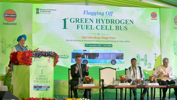 The Union Minister for Petroleum & Natural Gas, Housing and Urban Affairs, Shri Hardeep Singh Puri addressing after flagging off 1st Green Hydrogen Fuel Cell Bus at India Gate, in New Delhi on September 25, 2023.