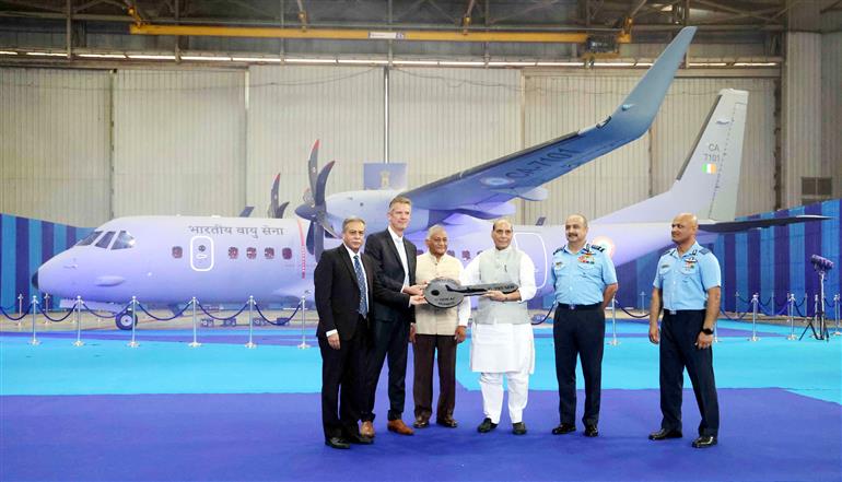  25 सितंबर, 2023 को उत्तर प्रदेश के गाजियाबाद में हिंडन वायु सेना स्टेशन पर पहले सी-295 एमडब्ल्यू परिवहन विमान को औपचारिक रूप से भारतीय वायु सेना में शामिल करने के अवसर पर केंद्रीय रक्षा मंत्रीश्री राजनाथ सिंह।