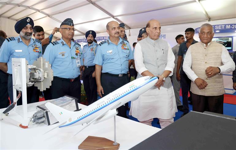  25 सितंबर, 2023 को उत्तर प्रदेश के गाजियाबाद में हिंडन वायु सेना स्टेशन पर पहले सी-295 एमडब्ल्यू परिवहन विमान को औपचारिक रूप से भारतीय वायु सेना में शामिल करने के अवसर पर केंद्रीय रक्षा मंत्रीश्री राजनाथ सिंह।