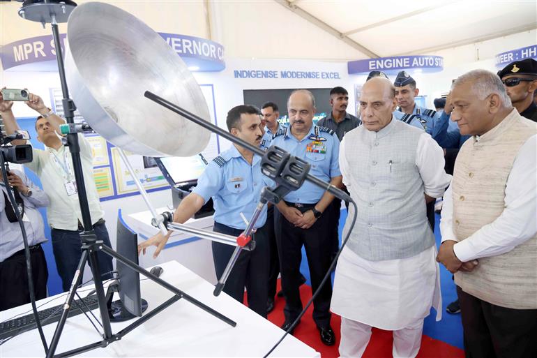  25 सितंबर, 2023 को उत्तर प्रदेश के गाजियाबाद में हिंडन वायु सेना स्टेशन पर पहले सी-295 एमडब्ल्यू परिवहन विमान को औपचारिक रूप से भारतीय वायु सेना में शामिल करने के अवसर पर केंद्रीय रक्षा मंत्रीश्री राजनाथ सिंह।