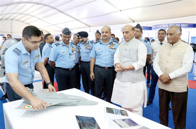  25 सितंबर, 2023 को उत्तर प्रदेश के गाजियाबाद में हिंडन वायु सेना स्टेशन पर पहले सी-295 एमडब्ल्यू परिवहन विमान को औपचारिक रूप से भारतीय वायु सेना में शामिल करने के अवसर पर केंद्रीय रक्षा मंत्रीश्री राजनाथ सिंह।