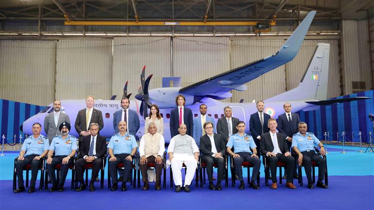  25 सितंबर, 2023 को उत्तर प्रदेश के गाजियाबाद में हिंडन वायु सेना स्टेशन पर पहले सी-295 एमडब्ल्यू परिवहन विमान को औपचारिक रूप से भारतीय वायु सेना में शामिल करने के अवसर पर केंद्रीय रक्षा मंत्रीश्री राजनाथ सिंह।