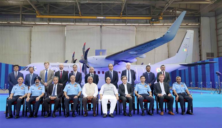  25 सितंबर, 2023 को उत्तर प्रदेश के गाजियाबाद में हिंडन वायु सेना स्टेशन पर पहले सी-295 एमडब्ल्यू परिवहन विमान को औपचारिक रूप से भारतीय वायु सेना में शामिल करने के अवसर पर केंद्रीय रक्षा मंत्रीश्री राजनाथ सिंह।