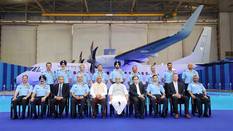  25 सितंबर, 2023 को उत्तर प्रदेश के गाजियाबाद में हिंडन वायु सेना स्टेशन पर पहले सी-295 एमडब्ल्यू परिवहन विमान को औपचारिक रूप से भारतीय वायु सेना में शामिल करने के अवसर पर केंद्रीय रक्षा मंत्रीश्री राजनाथ सिंह।