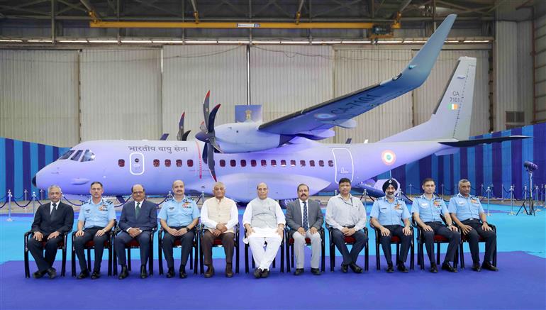  25 सितंबर, 2023 को उत्तर प्रदेश के गाजियाबाद में हिंडन वायु सेना स्टेशन पर पहले सी-295 एमडब्ल्यू परिवहन विमान को औपचारिक रूप से भारतीय वायु सेना में शामिल करने के अवसर पर केंद्रीय रक्षा मंत्रीश्री राजनाथ सिंह।