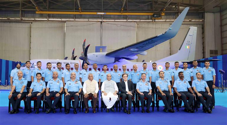  25 सितंबर, 2023 को उत्तर प्रदेश के गाजियाबाद में हिंडन वायु सेना स्टेशन पर पहले सी-295 एमडब्ल्यू परिवहन विमान को औपचारिक रूप से भारतीय वायु सेना में शामिल करने के अवसर पर केंद्रीय रक्षा मंत्रीश्री राजनाथ सिंह।