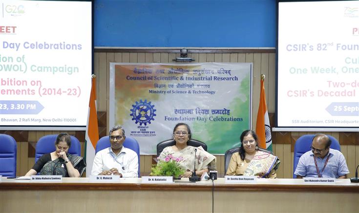 सीएसआईआर के महानिदेशक, सचिव डीएसआईआर, डॉ. (श्रीमती) एन. कलैसेल्वी 25 सितंबर, 2023 को नई दिल्ली में 82वें सीएसआईआर स्थापना दिवस समारोह के अवसर पर प्रेस कॉन्फ्रेंस करती हुईं।