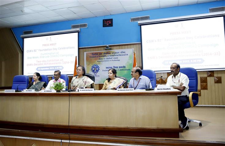 सीएसआईआर के महानिदेशक, सचिव डीएसआईआर, डॉ. (श्रीमती) एन. कलैसेल्वी 25 सितंबर, 2023 को नई दिल्ली में 82वें सीएसआईआर स्थापना दिवस समारोह के अवसर पर प्रेस कॉन्फ्रेंस करती हुईं।