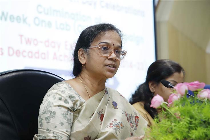 सीएसआईआर के महानिदेशक, सचिव डीएसआईआर, डॉ. (श्रीमती) एन. कलैसेल्वी 25 सितंबर, 2023 को नई दिल्ली में 82वें सीएसआईआर स्थापना दिवस समारोह के अवसर पर प्रेस कॉन्फ्रेंस करती हुईं।