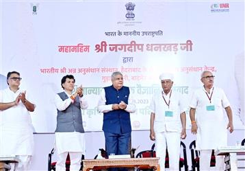 उपराष्ट्रपति और राज्यसभा के सभापति श्री जगदीप धनखड़ ने 27 सितंबर, 2023 को राजस्थान के बाड़मेर में गुड़ामालानी में आईसीएआर- भारतीय श्री अन्न अनुसंधान संस्थान, हैदराबाद के क्षेत्रीय बाजरा अनुसंधान संस्थान की आधारशिला रखी।