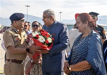 उपराष्ट्रपति और राज्यसभा के सभापति श्री जगदीप धनखड़ और डॉ. सुदेश धनखड़ का 05 अप्रैल, 2024 को उत्तराखंड के देहरादून आगमन पर उत्तराखंड के राज्यपाल लेफ्टिनेंट जनरल गुरमीत सिंह (सेवानिवृत्त) और अन्य गणमान्य लोगों द्वारा स्वागत किया गया।