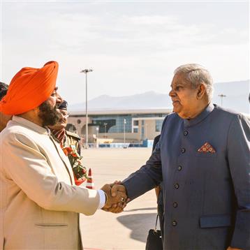 उपराष्ट्रपति और राज्यसभा के सभापति श्री जगदीप धनखड़ और डॉ. सुदेश धनखड़ का 05 अप्रैल, 2024 को उत्तराखंड के देहरादून आगमन पर उत्तराखंड के राज्यपाल लेफ्टिनेंट जनरल गुरमीत सिंह (सेवानिवृत्त) और अन्य गणमान्य लोगों द्वारा स्वागत किया गया।