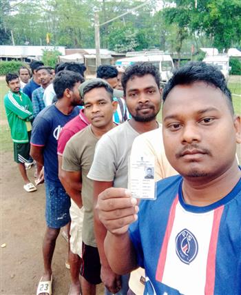 19 अप्रैल, 2024 को पश्चिम बंगाल के एस. सी. प्राइमरी स्कूल (जलपाईगुड़ी) में आम चुनाव-2024 के पहले चरण के दौरान एक मतदान केंद्र पर वोट डालने के लिए कतार में खड़े मतदाता पहचान पत्र दिखाते हुए।