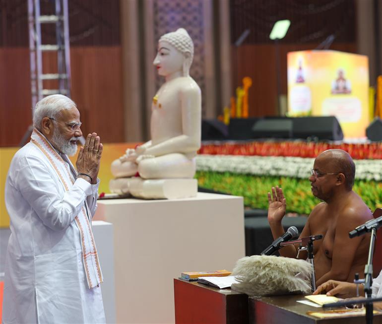 प्रधानमंत्री श्री नरेन्द्र मोदी ने 21 अप्रैल, 2024 को नई दिल्ली के भारत मंडपम में महावीर जयंती के शुभ अवसर पर 2550वें भगवान महावीर निर्वाण महोत्सव के स्मरणोत्सव के दौरान जैन धर्म के भिक्षुओं और भिक्षुणियों को हाथ जोड़कर प्रणाम किया।