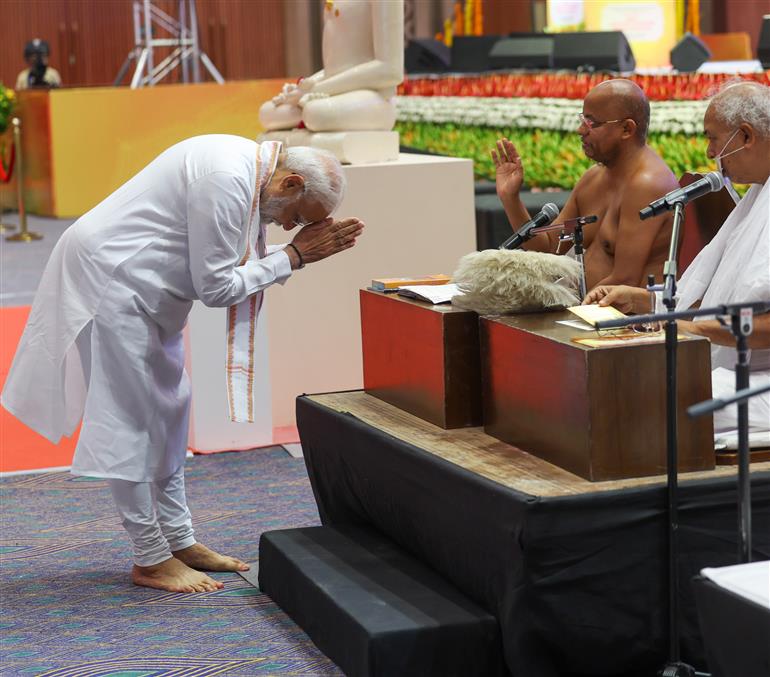 प्रधानमंत्री श्री नरेन्द्र मोदी ने 21 अप्रैल, 2024 को नई दिल्ली के भारत मंडपम में महावीर जयंती के शुभ अवसर पर 2550वें भगवान महावीर निर्वाण महोत्सव के स्मरणोत्सव के दौरान जैन धर्म के भिक्षुओं और भिक्षुणियों को हाथ जोड़कर प्रणाम किया।
