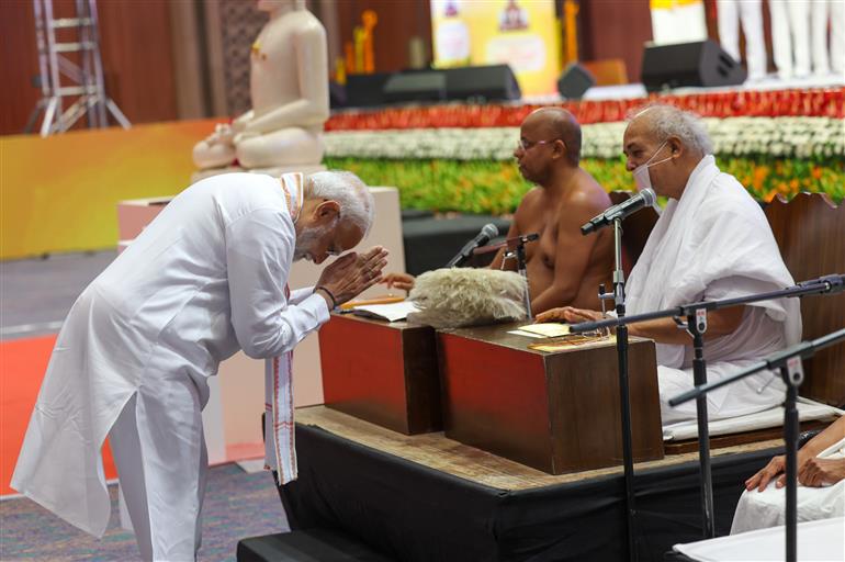 प्रधानमंत्री श्री नरेन्द्र मोदी ने 21 अप्रैल, 2024 को नई दिल्ली के भारत मंडपम में महावीर जयंती के शुभ अवसर पर 2550वें भगवान महावीर निर्वाण महोत्सव के स्मरणोत्सव के दौरान जैन धर्म के भिक्षुओं और भिक्षुणियों को हाथ जोड़कर प्रणाम किया।