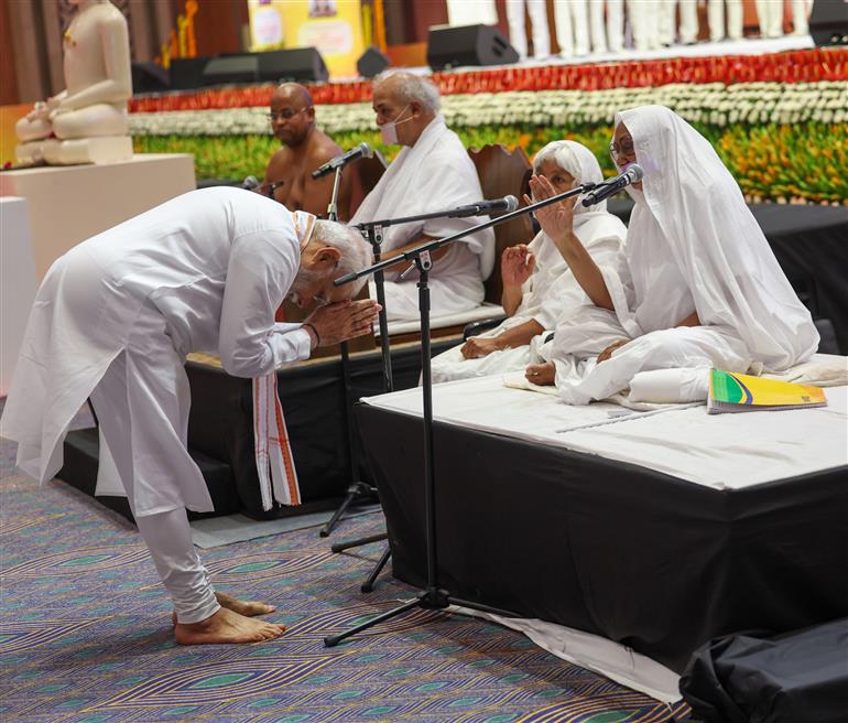 प्रधानमंत्री श्री नरेन्द्र मोदी ने 21 अप्रैल, 2024 को नई दिल्ली के भारत मंडपम में महावीर जयंती के शुभ अवसर पर 2550वें भगवान महावीर निर्वाण महोत्सव के स्मरणोत्सव के दौरान जैन धर्म के भिक्षुओं और भिक्षुणियों को हाथ जोड़कर प्रणाम किया।