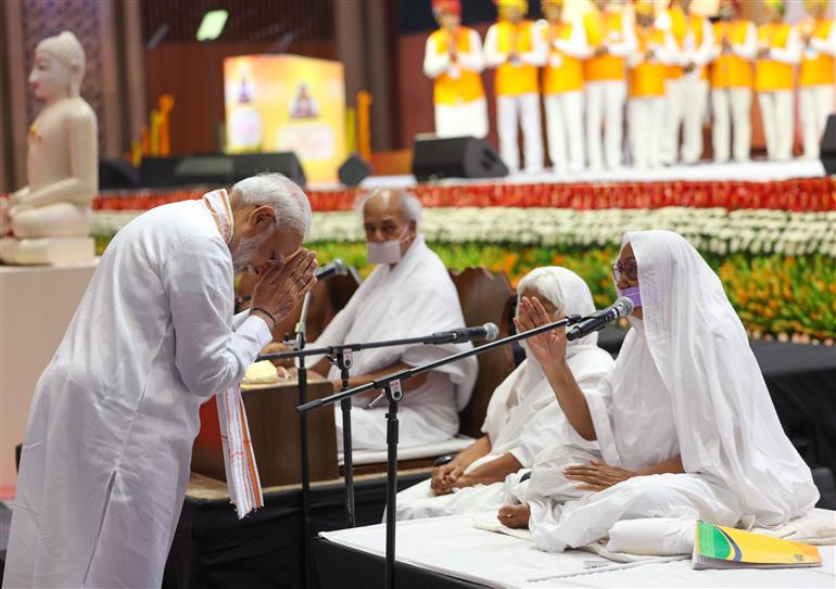 प्रधानमंत्री श्री नरेन्द्र मोदी ने 21 अप्रैल, 2024 को नई दिल्ली के भारत मंडपम में महावीर जयंती के शुभ अवसर पर 2550वें भगवान महावीर निर्वाण महोत्सव के स्मरणोत्सव के दौरान जैन धर्म के भिक्षुओं और भिक्षुणियों को हाथ जोड़कर प्रणाम किया।