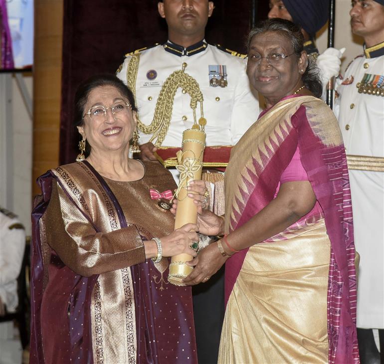 The President, Smt. Droupadi Murmu presenting the Padma Shri Award to Smt Kiran Nadar at the Civil Investiture Ceremony-I at Rashtrapati Bhavan, in New Delhi on April 22, 2024.