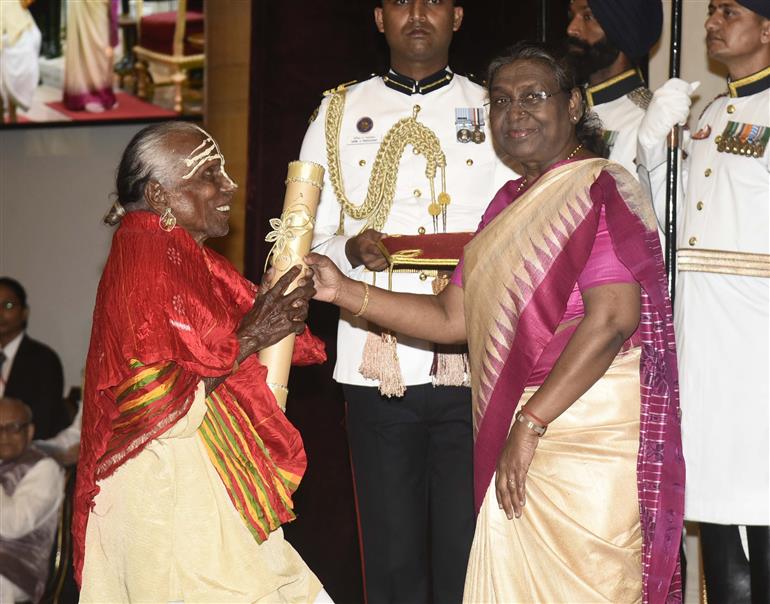 The President, Smt. Droupadi Murmu presenting the Padma Shri Award to Guru Gopinath Swain at the Civil Investiture Ceremony-I at Rashtrapati Bhavan, in New Delhi on April 22, 2024.