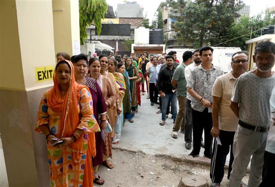 26 अप्रैल, 2024 को जम्मू के गवर्नमेंट बॉयज़ हायर सेकेंडरी स्कूल सरवाल में आम चुनाव-2024 के दूसरे चरण के दौरान एक मतदान केंद्र पर वोट डालने के लिए कतार में खड़े मतदाता।