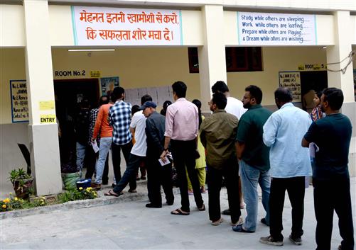 26 अप्रैल, 2024 को जम्मू के गवर्नमेंट बॉयज़ हायर सेकेंडरी स्कूल सरवाल में आम चुनाव-2024 के दूसरे चरण के दौरान एक मतदान केंद्र पर वोट डालने के लिए कतार में खड़े मतदाता।