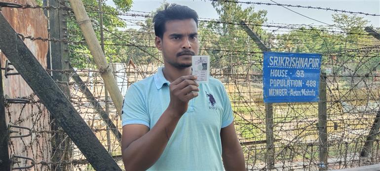 A voter displaying identity card during the IInd Phase of General Elections-2024 at Balurghat, in West Bengal on April 26, 2024.