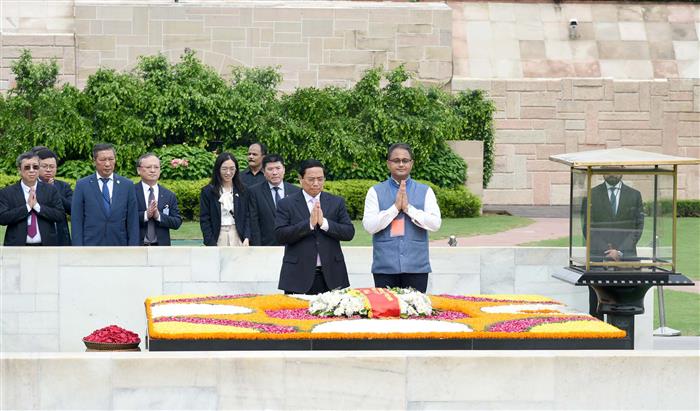 वियतनाम के प्रधानमंत्री श्री फाम मिन्ह चीन्ह 01 अगस्त, 2024 को नई दिल्ली के राजघाट स्थित महात्मा गांधी की समाधि पर श्रद्धांजलि अर्पित करते हुए।