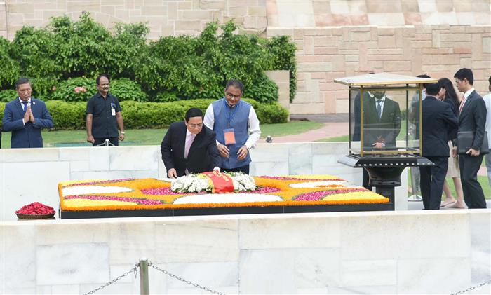 वियतनाम के प्रधानमंत्री श्री फाम मिन्ह चीन्ह 01 अगस्त, 2024 को नई दिल्ली के राजघाट स्थित महात्मा गांधी की समाधि पर श्रद्धांजलि अर्पित करते हुए।
