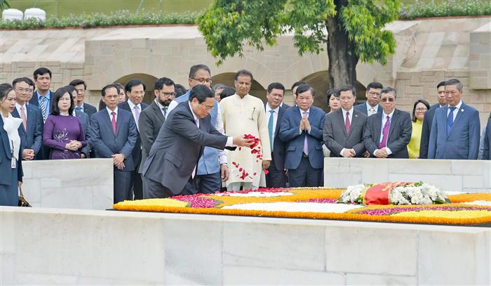 वियतनाम के प्रधानमंत्री श्री फाम मिन्ह चीन्ह 01 अगस्त, 2024 को नई दिल्ली के राजघाट स्थित महात्मा गांधी की समाधि पर पुष्पांजलि अर्पित करते हुए।